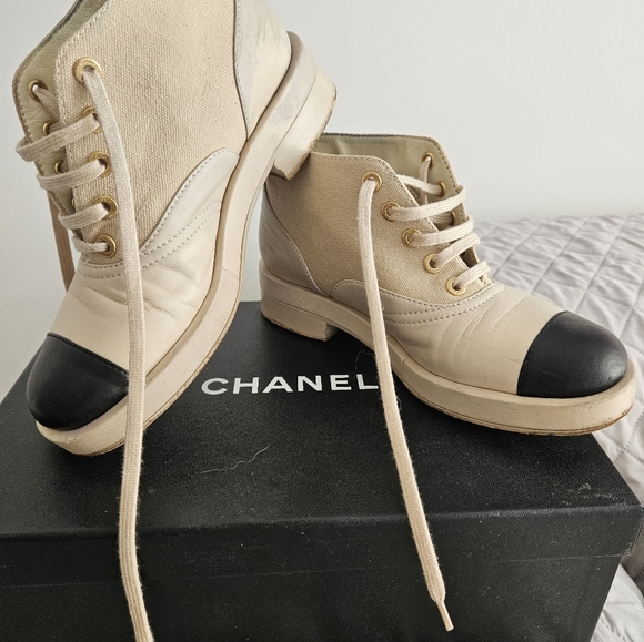 CHANEL 36.5 LACE UP "CC" BROWN BEIGE SUEDE MOTO BIKER ANKLE BOOTS ORIGINAL $1200 - Picture 3 of 4